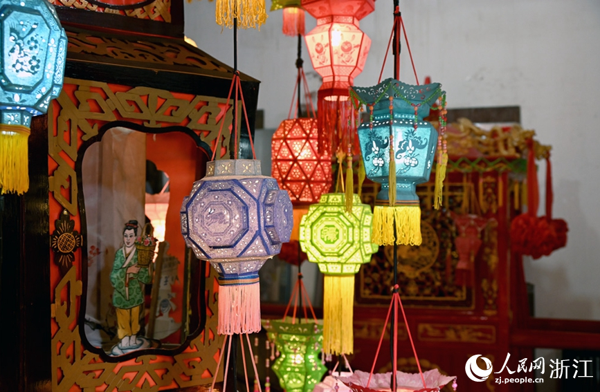 Discover the charm of lantern making in ancient town in E China's Zhejiang